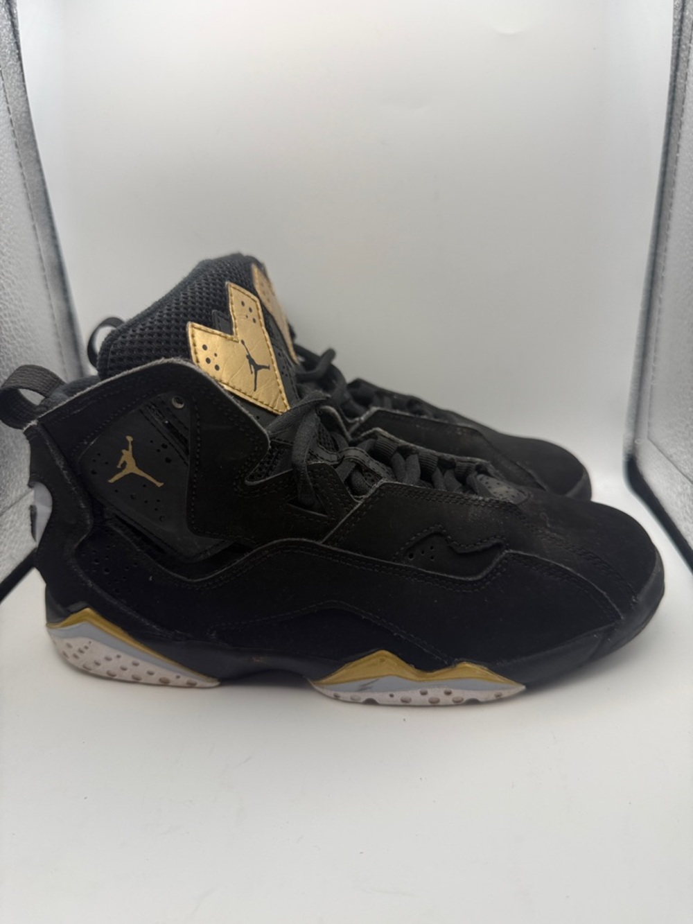 Size 3Y- Air Jordan True Flight Black Metallic Gold Preloved Condition(see Photo